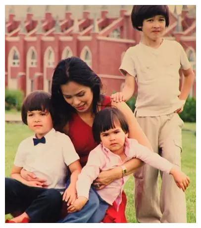 和空姐合租的日子 产品图片