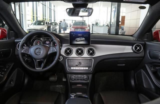 侥幸逃生的司机 产品图片